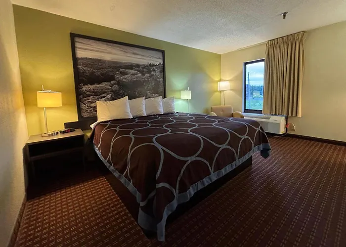 Super 8 By Wyndham Metropolis