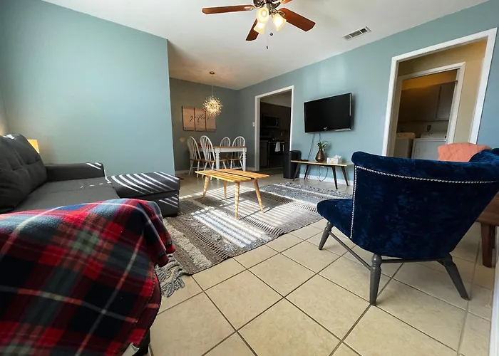 Full Kitchen, Beautiful & Brilliant Apt B