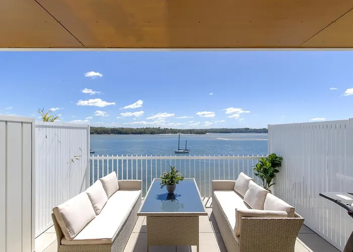 Superb 2-Bed Apartment With Scenic Bay Views