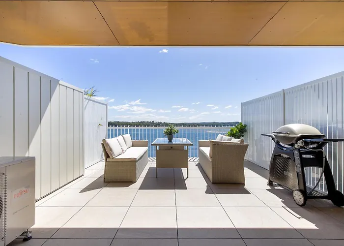 Superb 2-Bed Apartment With Scenic Bay Views