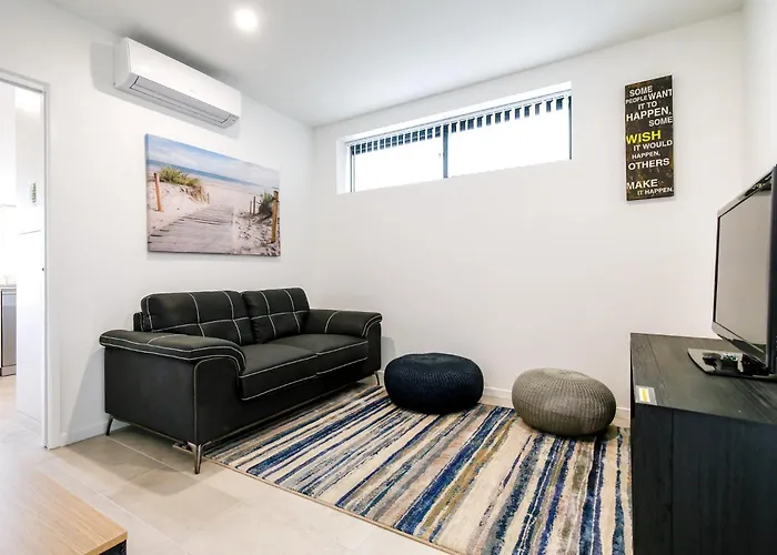 Glorious 2-Bed With Waterside Balcony Views