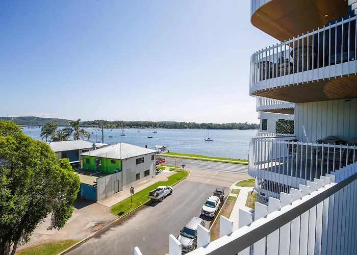 Glorious 2-Bed With Waterside Balcony Views