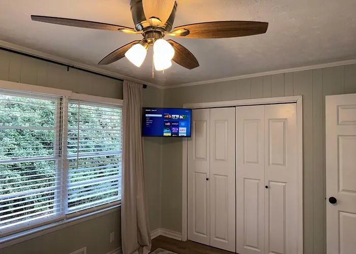 Coastal Cottage 1/2 Mile From Covington Square