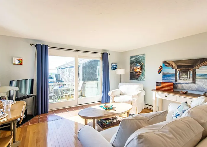 East End Condo Across From Assoc Beach