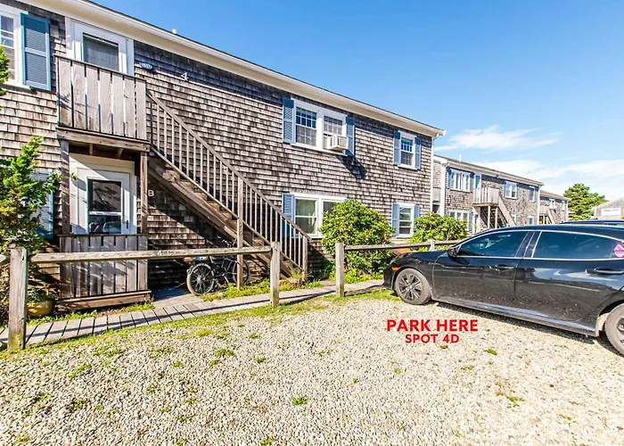 East End Condo Across From Assoc Beach