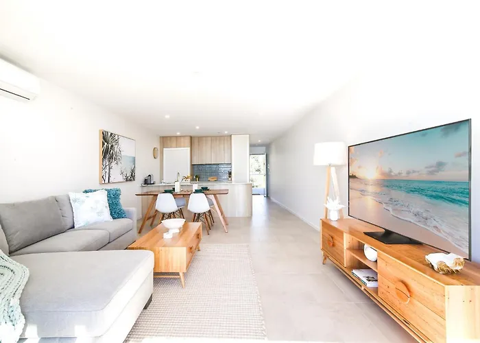 Exquisite 1-Bed Apartment With Bay Views