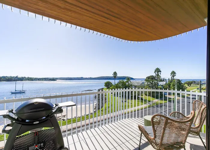 Exquisite 1-Bed Apartment With Bay Views