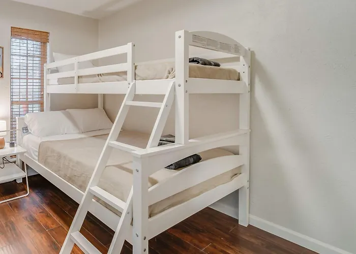 Central Plano 4-Bd 2-Ba Pool Retreat, Sleeps 10