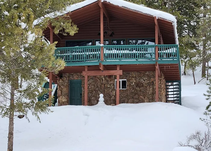 Cozy Mountain Home With Great Views, Deck & Wifi