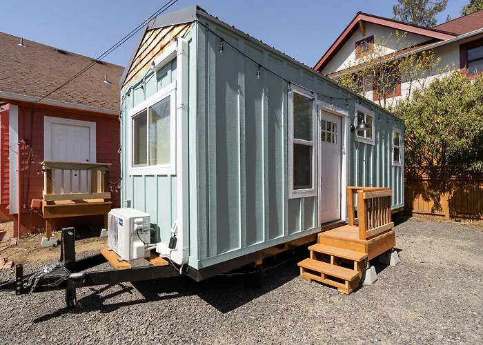 Stay Portland - The Tiny Farmhouse On Alberta