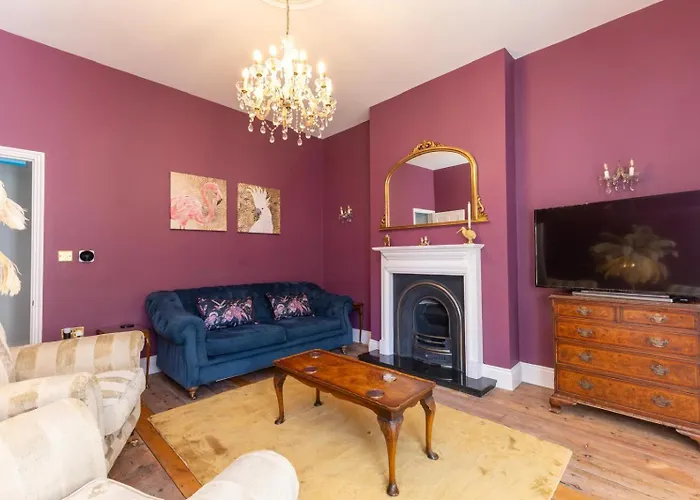 2 Seaside Bedroom Home, Garden, 6 Guests, Parking, Contractors-Families Welcome