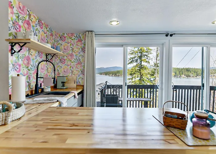 Lakefront Honeymoon Bay Studio Cottage