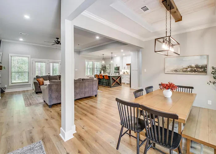 < 1 Mi To Lake Catherine: Home In Gated Community!
