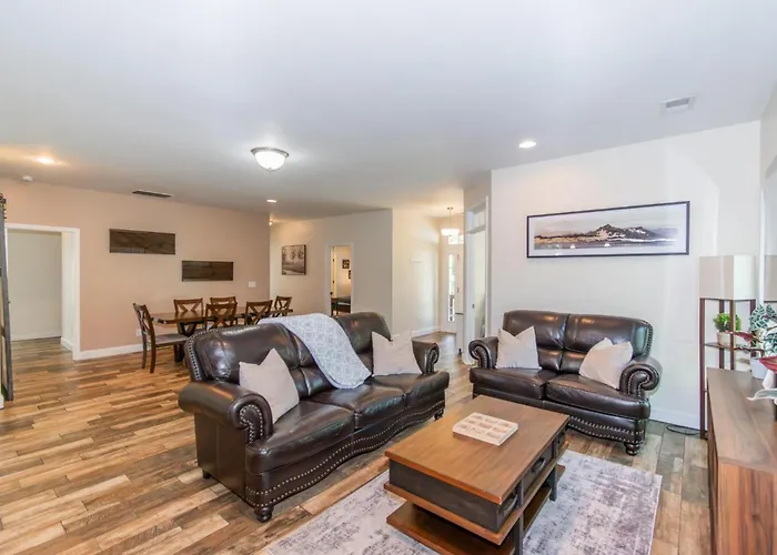 Lakeside Villa Retreat 5-Bedroom Oasis With 6 Tvs 3-Acres Of Waterfront Fishing & Canoe Adventures