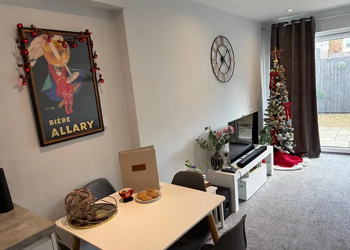 The Nook, Fairview, Cheltenham Town Centre-Parking & Garden
