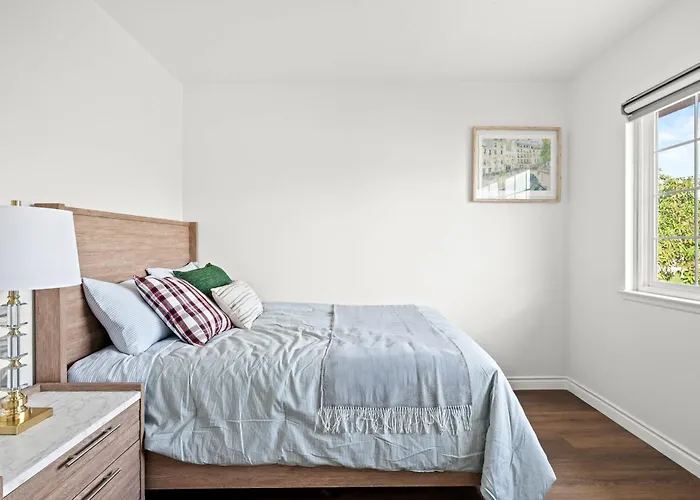 Cozy Full Suites Bright & Private Great Value
