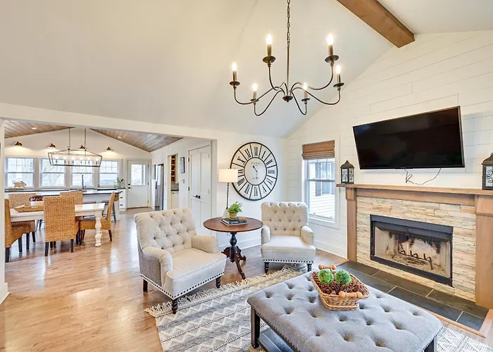 Steps To Elm St: Gorgeous Double-Lot Getaway