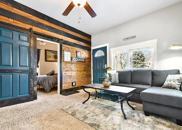 Cozy Downtown Retreat With Private Yard, Fire Pit, Queen Suite, Full Kitchen, Office Space, Fast Wifi, And Easy Walk To Restaurants And Local Trails