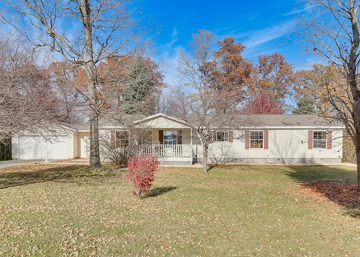 8 Mi To Dtwn Rochester: Peaceful Home W/ Deck!