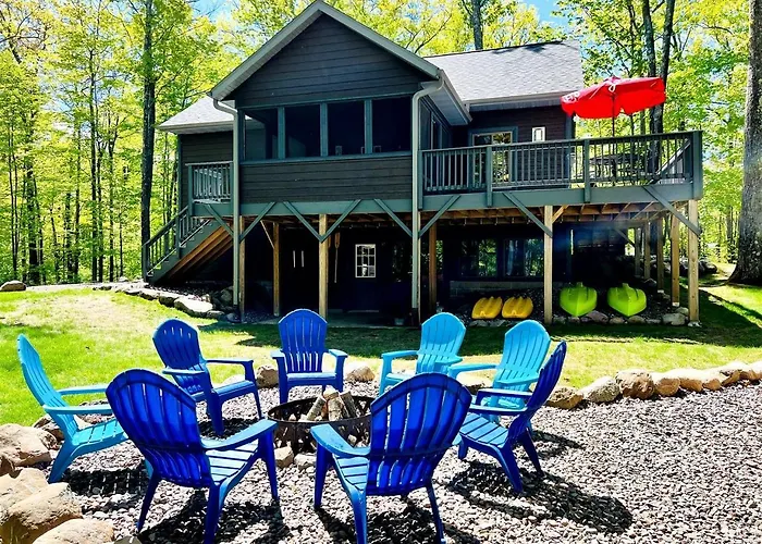 Pet-Friendly Lakeside Cabin Ideal For A Family Getaway In Wisconsin