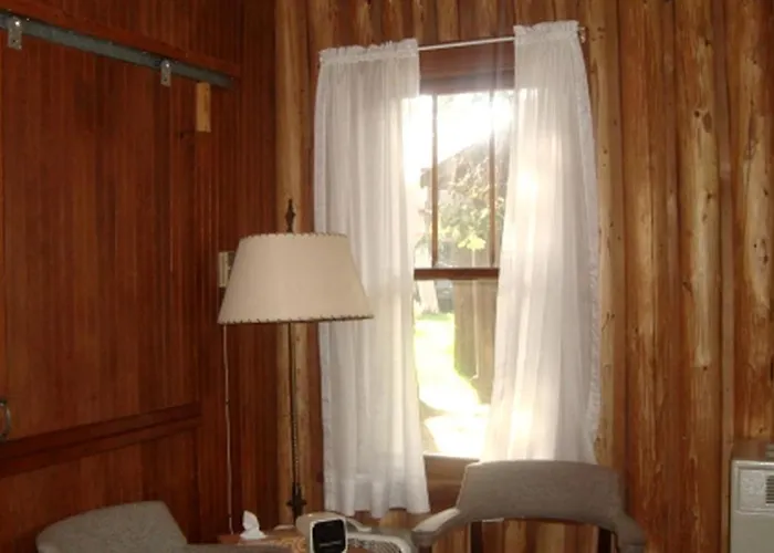 Three-Bedroom Cabin Rental With A Screened Porch On Little Crooked Lake, Wisconsin