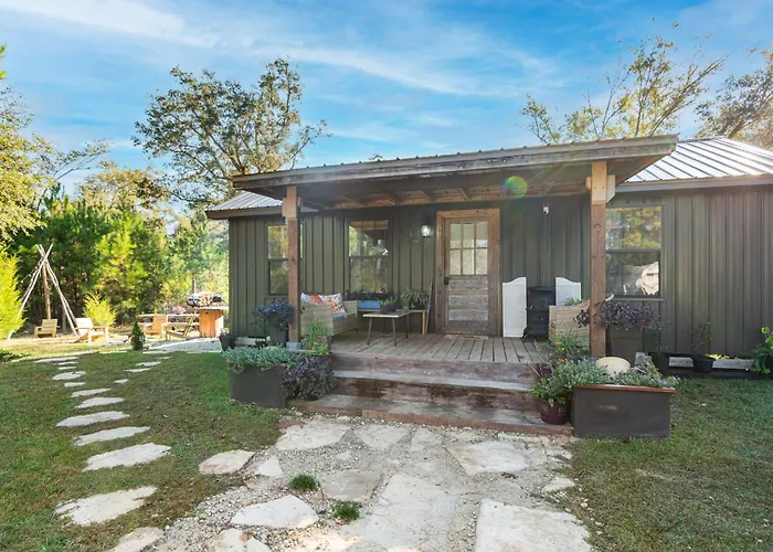 Cabin Close To Fl Caverns! Hot Tub, Wi-Fi, & Firepit