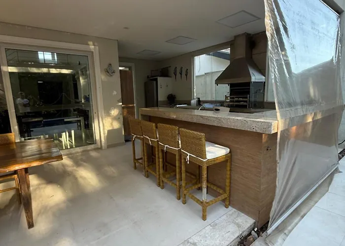 Casa Riviera de São Lourenço piscina climatizada, cascata, sauna, 4 suítes ar cond, área gourmet churrasqueira, 6 vagas de garagem, enxoval não fornecido, a casa conta com dependência de serviço com banheiro, Tv 75 e Tv 55 e Wi Fi