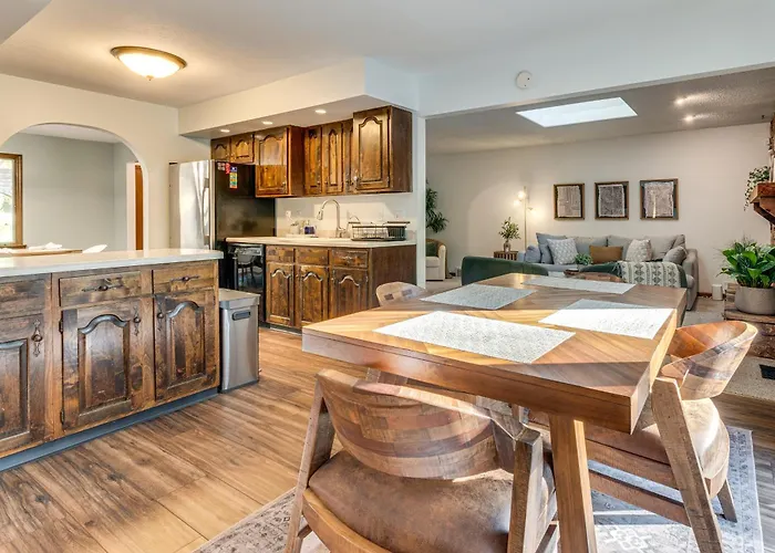 4 Mi To Capitol: Spacious Springfield Home W/ Deck