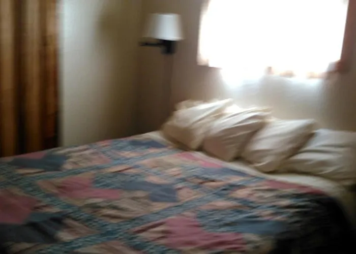Three-Bedroom Cabin Rental With A Screened Porch On Little Crooked Lake, Wisconsin