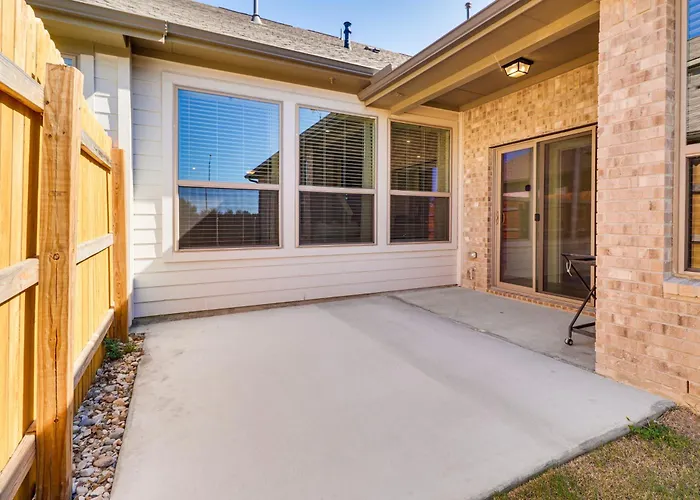 < 2 Mi Kalahari & Dell Diamond! Modern Townhome