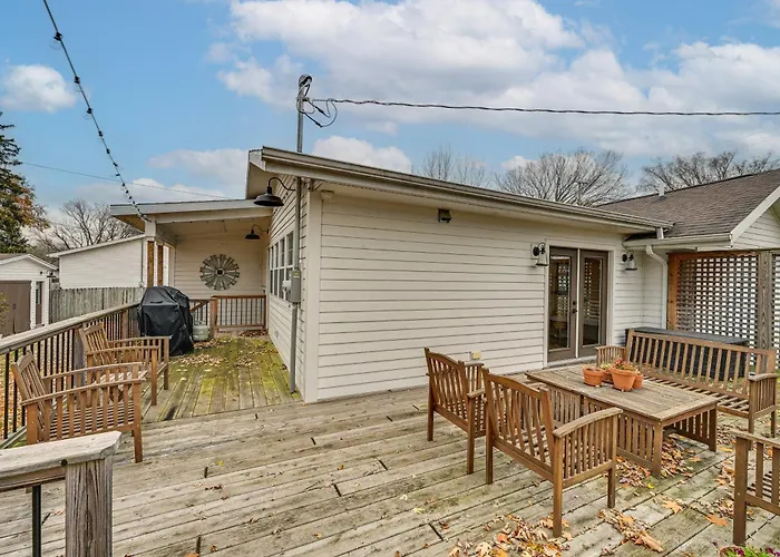 Steps To Elm St: Gorgeous Double-Lot Getaway