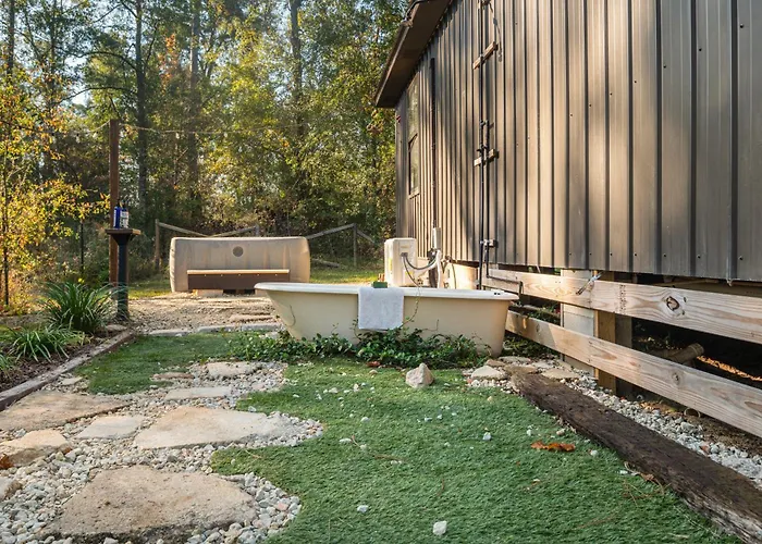 Cabin Close To Fl Caverns! Hot Tub, Wi-Fi, & Firepit