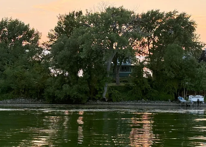 Lakefront Farmhouse For Family Gatherings