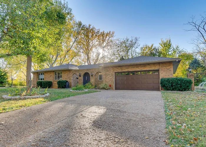 4 Mi To Capitol: Spacious Springfield Home W/ Deck