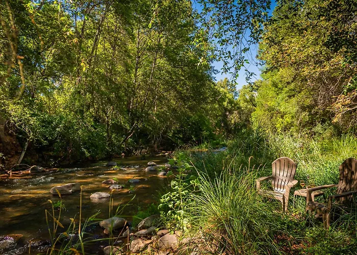 Myrinn-Hobbit Cottage On The Creek Storybook Stay