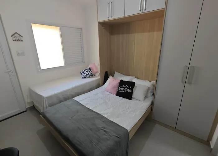Apartamento No Centro De Mongagua, Perto Da Praia E Com Ar Condicionado !