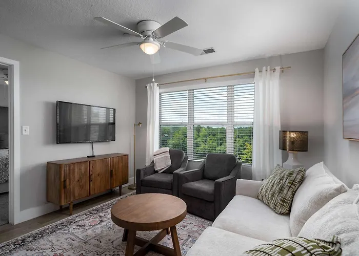 Fourth & River - Top-Floor Condo With River Views - 3 King Suites