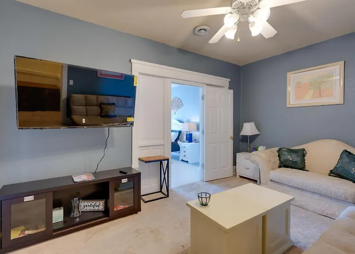 Walkable Racine Retreat! 1 Mi To Lake Michigan