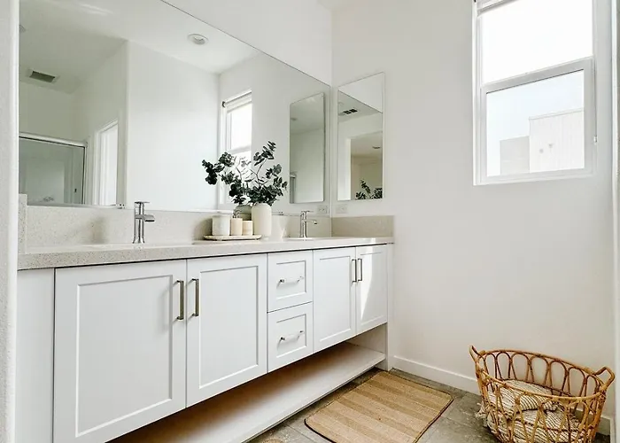 Central, Urban Townhouse With Private Roof Deck