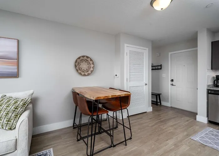 Fourth & River - Top-Floor Condo With River Views - 3 King Suites