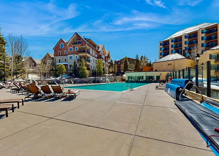 Luxurious, Walk-To-Lift Condo With 2 Balconies, Scenic Views, Pool & Hot Tubs