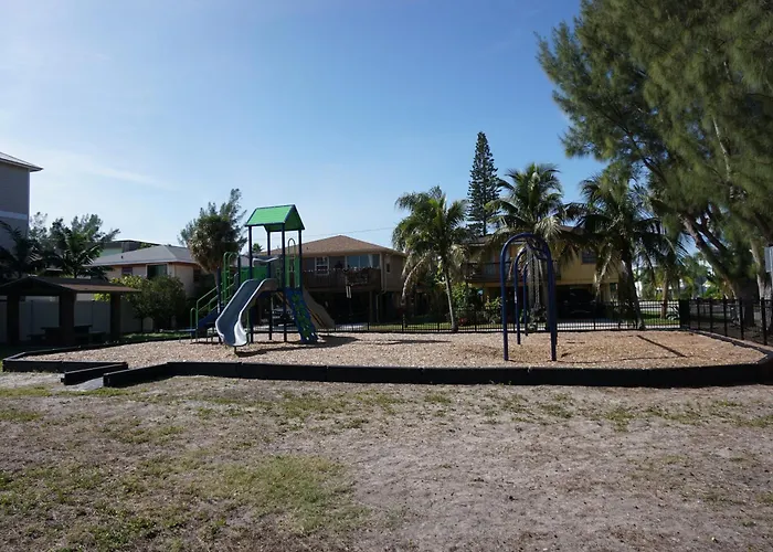 Anna Maria Island Tree House Pet Friendly!