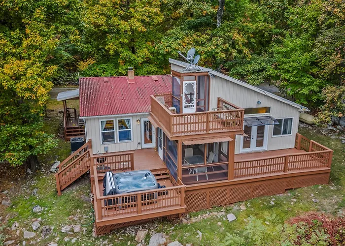Above Sleepy Hollow - Rooftop Deck - View -Hot Tub- Pets -Wifi- Ev Charger-Trails - Lake - King Bed