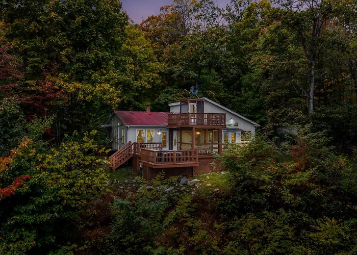 Above Sleepy Hollow - Rooftop Deck, Amazing Views, Hot Tub, Pet Friendly, Screen Porch, Wifi, Ev Station, Games, Trails, Wood Stove, Charcoal Grill, Lake Access, King Bed