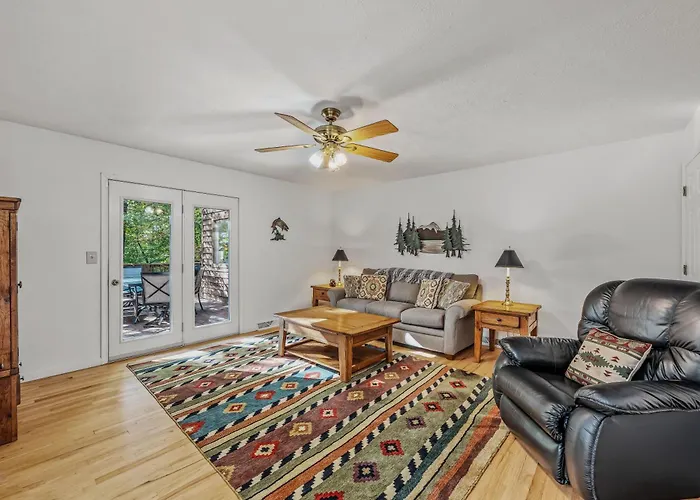 Almost Heaven - Grill, 2 King Beds, Wifi, Deck, Pool Access, Hiking, Wood Stove, Family Friendly