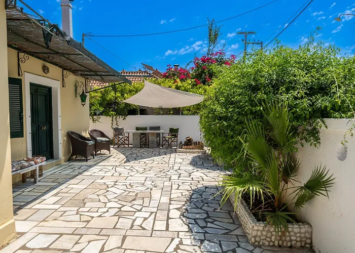 Lena'S Traditional Villa