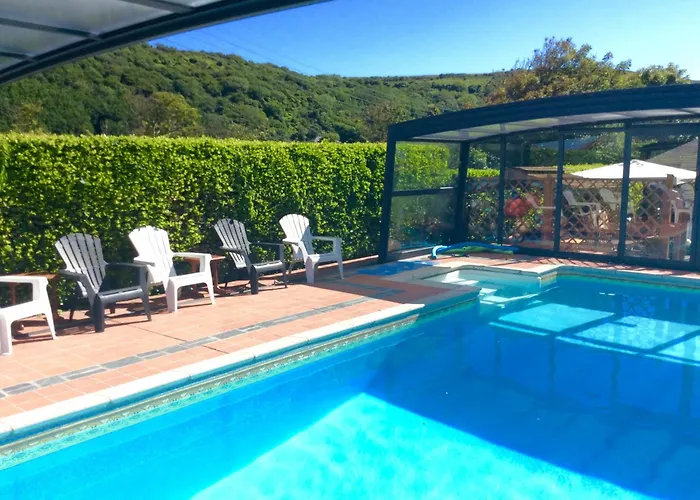 Bassets Acre: Beachside Retreat with Heated Pool and Subtropical Gardens