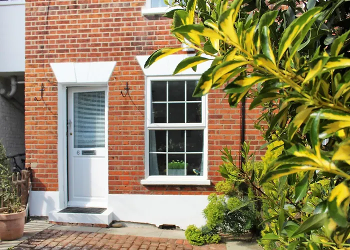 Secret Cottage: Charming Period Retreat in Wivenhoe