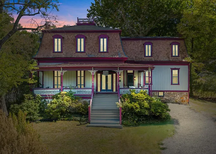 The Manor - Historic Mansion, Wifi, Covered Porch, Screen Porch, King Bed, Walk To Spas, Shops & Restaurants