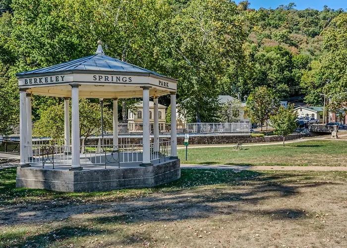 The Manor - Historic Mansion, Wifi, Covered Porch, Screen Porch, King Bed, Walk To Spas, Shops & Restaurants